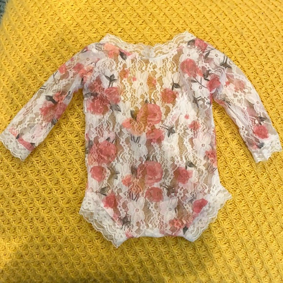 Newborn lace romper with matching bow - Picture 4 of 7
